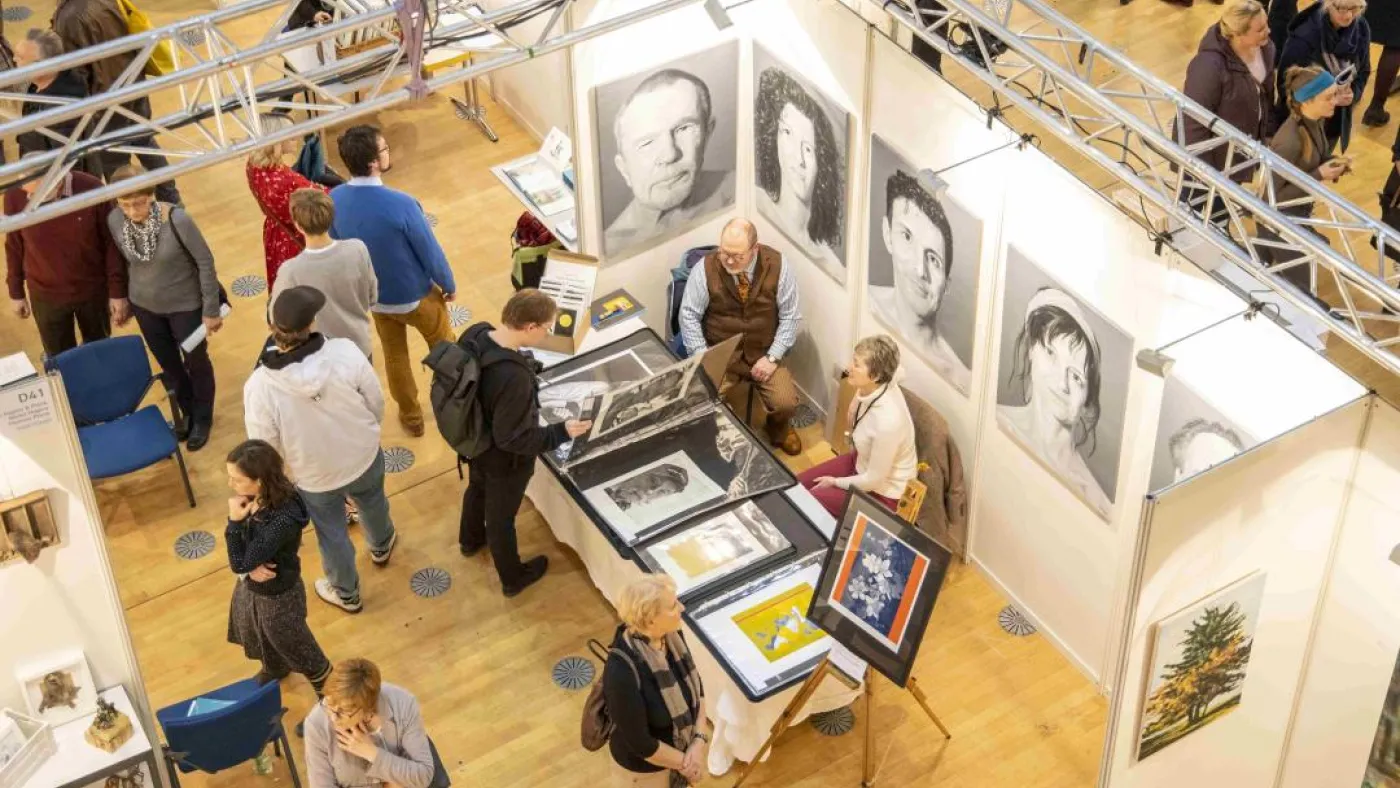 Blick von oben auf einen Messestand